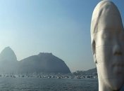 В Бразилии установили гигантскую мечтающую голову