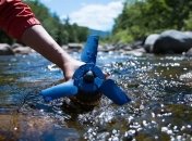 Портативная турбина, позволяющая заряжать мобильные устройства с помощью воды