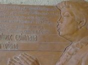 Похожа на Трампа: в Николаеве разгорелся скандал вокруг памятной таблички женщине-хормейстеру (фото)