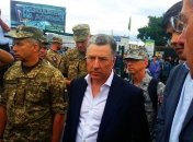 Волкер посетил КПВВ "Станица Луганская" и пообщался с местными жителями