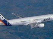 В РФ пассажирский авиалайнер A320 совершил экстренную посадку