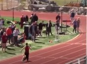 Главная звезда соревнований: в США пес прорвался на стадион и выиграл забег у спринтера (видео)