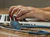 У планах Уряду підвищити зарплати медикам до 75%