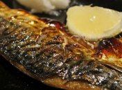 Скумбрия на луковой подушке, запеченная в духовке, получается нежной и сочной