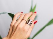 Золоті та срібні каблучки на руці виглядають стильно