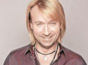 Олег Винник показал в своем микроблоге, как занимается спортом по утрам