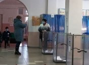 Жителей Донбасса заманивают на выборы новеньким айфоном: что об этом известно
