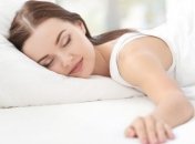 Медики рассказали, почему нельзя спать на животе