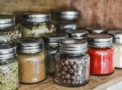 Полка с пряностями и крупами