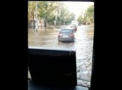 Вода никуда не уходит: на улицах Одессы до сих пор по колено воды (фото, видео)