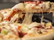 Рецепт дня: Пицца с кабачком, крабовыми палочками и сыром