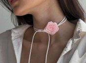 Цветочный чокер не в почете