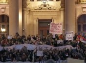 В Сербии тысячи людей митингуют против нового президента