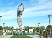 Гигантская статуя голой женщины разгневала жителей Калифорнии