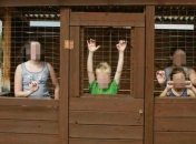 На автобусных остановках в Нью-Мексико построили клетки для детей