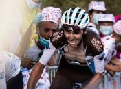 Велогонщик еле стоял на ногах после падения, но героически проехал еще 90 км на Тур де Франс (Видео)