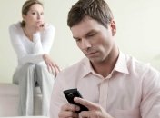 Мужчина скрывает телефон, когда изменяет