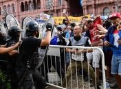 На прощании с Марадоной фанаты подрались с полицией (видео)