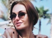 Слава Каминская в эффектном бикини прогулялась по пляжу