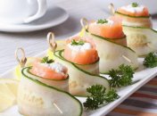 Ріжки з авокадо, огірком і червоною ікрою