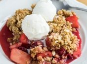 Крамбл с ягодами: безумно вкусный летний десерт