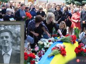 Гроб Романа утопает в цветах