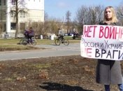 В России учительница вышла на одиночный протест против войны с Украиной