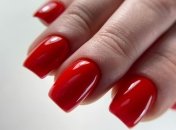Красный лак для ногтей всегда в трендах