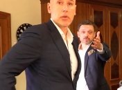 Топ-чиновники - Владимир Пикалов и Евгений Мецгер - приказали охране забрать технику и закрыли журналистов в кабинете