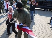 Символ белорусского протеста - 73-летнюю Нину Багинскую жестко задержали на глазах у прохожих