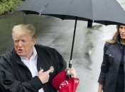 Трампа раскритиковали за то, что он не поделился с женой зонтом