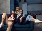 Люди дивляться кіно