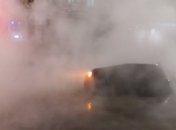 Центр Киева в горячей воде: машина ушла под землю из-за прорыва трубы