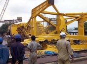 В Индии рухнул огромнейший кран, есть погибшие (Видео)