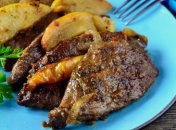 Така тушкована печінка з яблуками не може не сподобатися