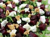 На фото — салат з буряком та козячим сиром