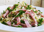 Класичний салат з капусти, ковбаси і горошку