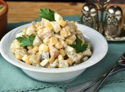 Салат с тунцом кукурузой и яйцом готовится легко и быстро