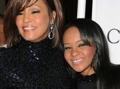 Родные Уитни Хьюстон требуют провести эксгумацию ее тела 