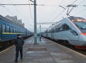 Из-за падения деревьев на пути во Львовской области задерживаются поезда 