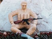 Скульпторы принимают что-то тяжелое: россияне показали новый странный "шедевр" (фото)