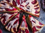 Рецепт дня: сливовый пирог с медом и хрустящей крошкой