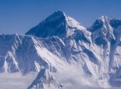 Жертв лавины на Эвересте уже 90