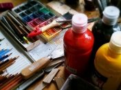 Не спешите бежать в химчистку: выводим пятна краски подручными средствами