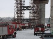 В Запорожье горел плавкран: задействовали три десятки пожарных 