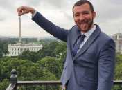 Сергій Никифоров і монумент Вашингтона біля Білого дому