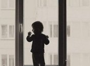 В Киеве из окна 12 этажа выпал ребенок  