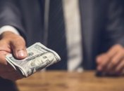 Хабарі викладач брав у доларах