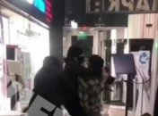 В известном ТРЦ Киева охрана избила парня без маски (видео)