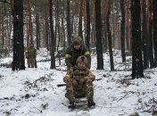 Військові в лісі на санчатах